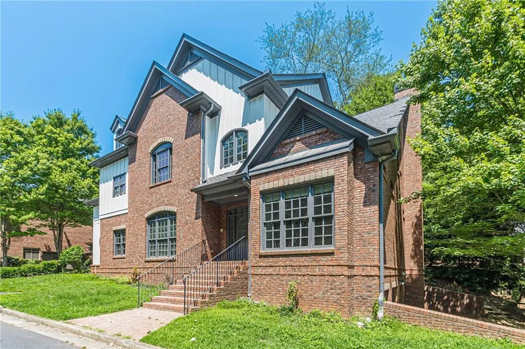 View of front of property featuring a front yard