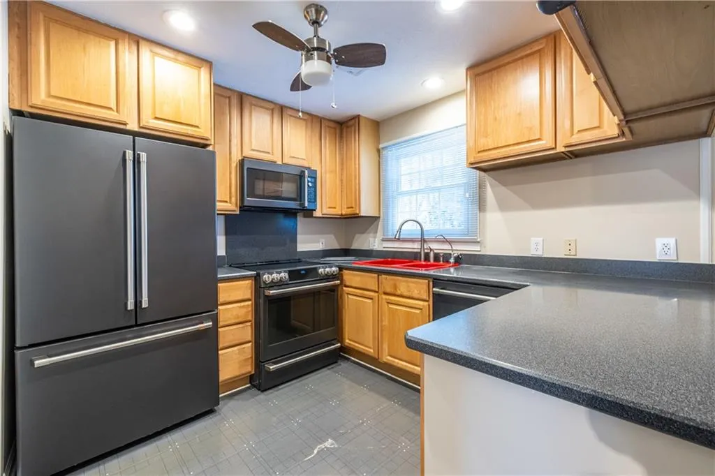 6700 Roswell Road Unit 1c, Sandy Springs, Georgia 30328, 3 Bedrooms Bedrooms, ,2 BathroomsBathrooms,Residential,Sold,6700 Roswell Road Unit 1c,7713846