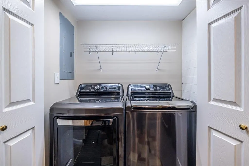 6700 Roswell Road Unit 1c, Sandy Springs, Georgia 30328, 3 Bedrooms Bedrooms, ,2 BathroomsBathrooms,Residential,Sold,6700 Roswell Road Unit 1c,7713846