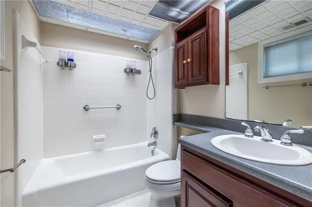 6700 Roswell Road Unit 1c, Sandy Springs, Georgia 30328, 3 Bedrooms Bedrooms, ,2 BathroomsBathrooms,Residential,Sold,6700 Roswell Road Unit 1c,7713846