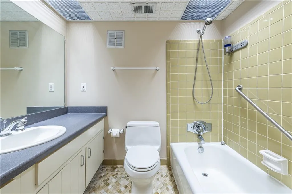 6700 Roswell Road Unit 1c, Sandy Springs, Georgia 30328, 3 Bedrooms Bedrooms, ,2 BathroomsBathrooms,Residential,Sold,6700 Roswell Road Unit 1c,7713846
