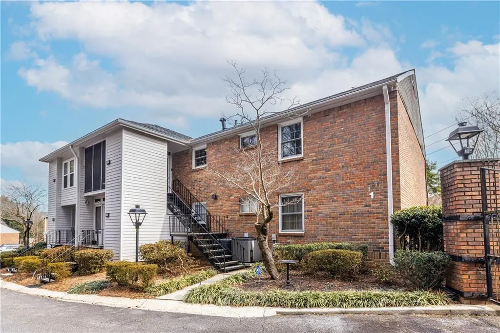 6700 Roswell Road Unit 1c, Sandy Springs, Georgia 30328, 3 Bedrooms Bedrooms, ,2 BathroomsBathrooms,Residential,Sold,6700 Roswell Road Unit 1c,7713846