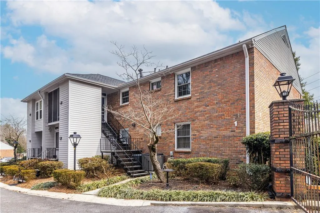 6700 Roswell Road Unit 1c, Sandy Springs, Georgia 30328, 3 Bedrooms Bedrooms, ,2 BathroomsBathrooms,Residential,Sold,6700 Roswell Road Unit 1c,7713846