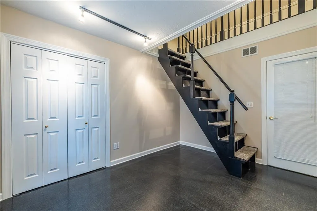 6700 Roswell Road Unit 1c, Sandy Springs, Georgia 30328, 3 Bedrooms Bedrooms, ,2 BathroomsBathrooms,Residential,Sold,6700 Roswell Road Unit 1c,7713846