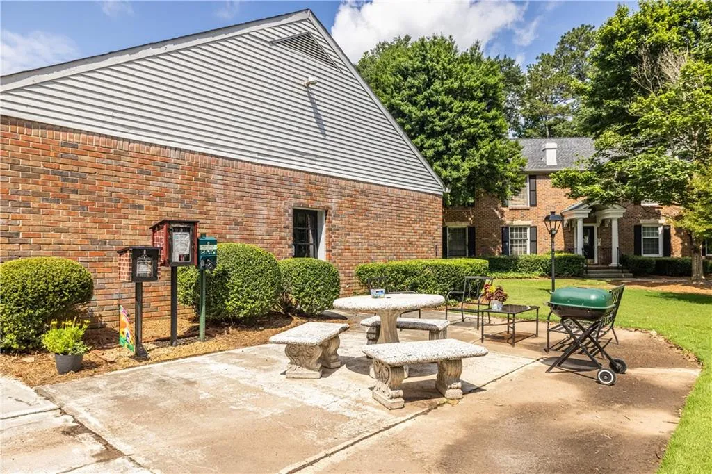 6700 Roswell Road Unit 1c, Sandy Springs, Georgia 30328, 3 Bedrooms Bedrooms, ,2 BathroomsBathrooms,Residential,Sold,6700 Roswell Road Unit 1c,7713846