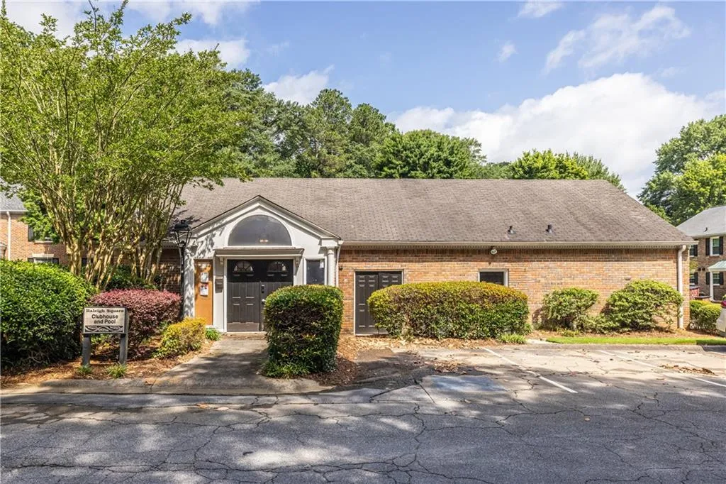 6700 Roswell Road Unit 1c, Sandy Springs, Georgia 30328, 3 Bedrooms Bedrooms, ,2 BathroomsBathrooms,Residential,Sold,6700 Roswell Road Unit 1c,7713846