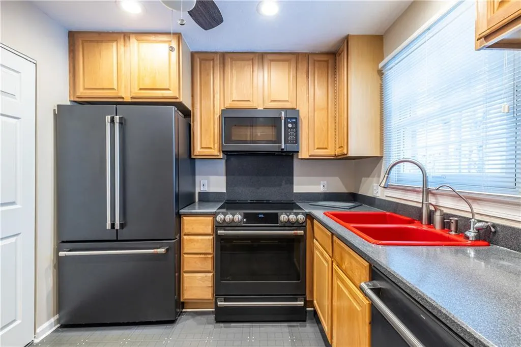 6700 Roswell Road Unit 1c, Sandy Springs, Georgia 30328, 3 Bedrooms Bedrooms, ,2 BathroomsBathrooms,Residential,Sold,6700 Roswell Road Unit 1c,7713846