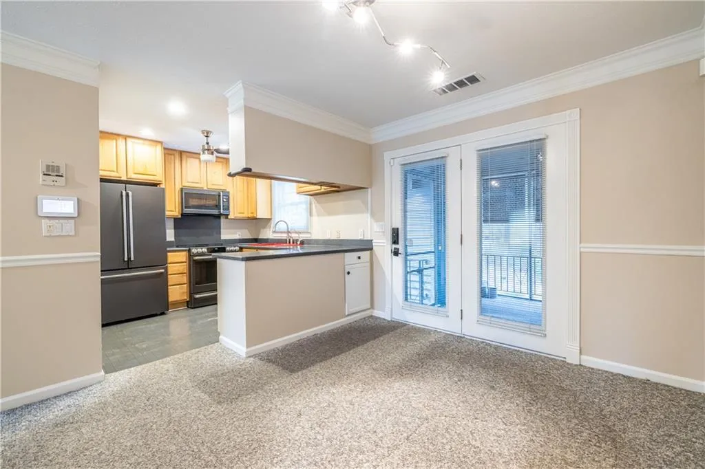 6700 Roswell Road Unit 1c, Sandy Springs, Georgia 30328, 3 Bedrooms Bedrooms, ,2 BathroomsBathrooms,Residential,Sold,6700 Roswell Road Unit 1c,7713846