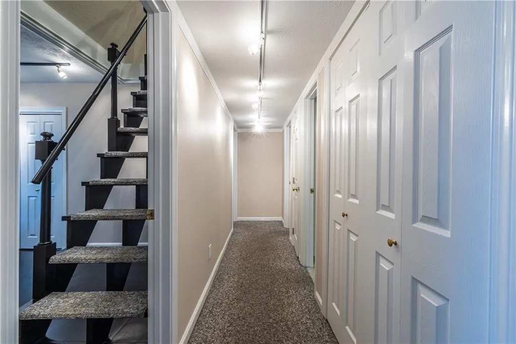 6700 Roswell Road Unit 1c, Sandy Springs, Georgia 30328, 3 Bedrooms Bedrooms, ,2 BathroomsBathrooms,Residential,Sold,6700 Roswell Road Unit 1c,7713846