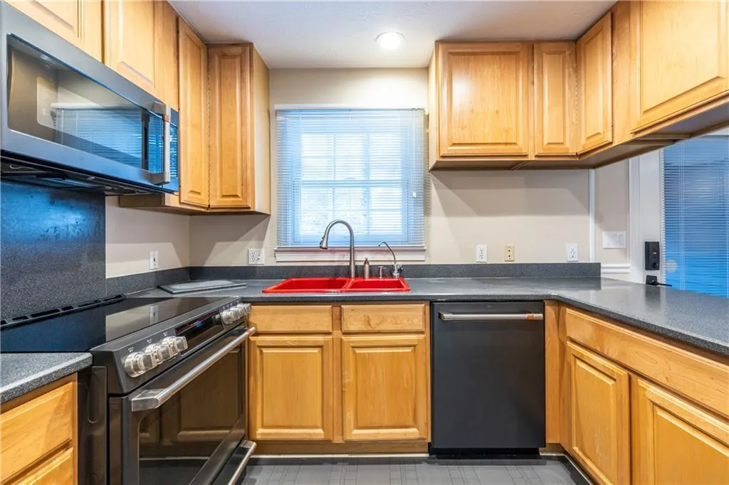 6700 Roswell Road Unit 1c, Sandy Springs, Georgia 30328, 3 Bedrooms Bedrooms, ,2 BathroomsBathrooms,Residential,Sold,6700 Roswell Road Unit 1c,7713846