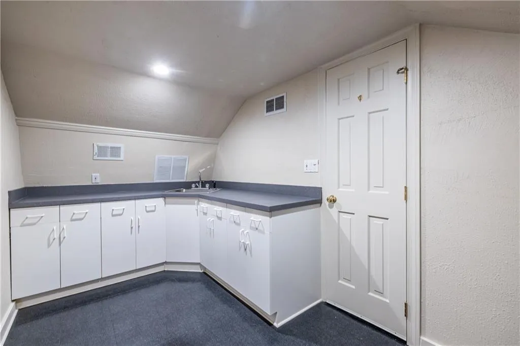 6700 Roswell Road Unit 1c, Sandy Springs, Georgia 30328, 3 Bedrooms Bedrooms, ,2 BathroomsBathrooms,Residential,Sold,6700 Roswell Road Unit 1c,7713846