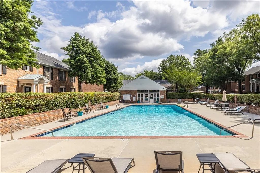 6700 Roswell Road Unit 1c, Sandy Springs, Georgia 30328, 3 Bedrooms Bedrooms, ,2 BathroomsBathrooms,Residential,Sold,6700 Roswell Road Unit 1c,7713846