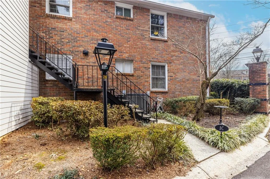 6700 Roswell Road Unit 1c, Sandy Springs, Georgia 30328, 3 Bedrooms Bedrooms, ,2 BathroomsBathrooms,Residential,Sold,6700 Roswell Road Unit 1c,7713846