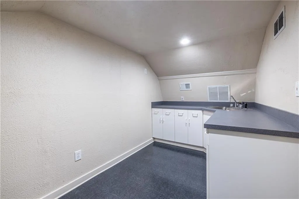 6700 Roswell Road Unit 1c, Sandy Springs, Georgia 30328, 3 Bedrooms Bedrooms, ,2 BathroomsBathrooms,Residential,Sold,6700 Roswell Road Unit 1c,7713846