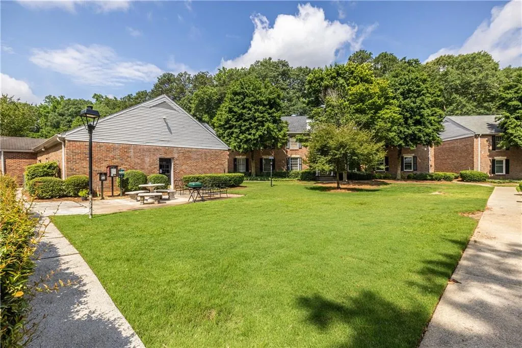 6700 Roswell Road Unit 1c, Sandy Springs, Georgia 30328, 3 Bedrooms Bedrooms, ,2 BathroomsBathrooms,Residential,Sold,6700 Roswell Road Unit 1c,7713846