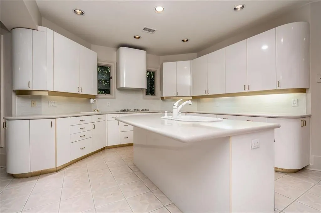 285 Ledgemont Court, Atlanta, Georgia 30342, 4 Bedrooms Bedrooms, ,4 BathroomsBathrooms,Residential,Sold,285 Ledgemont Court,6966325