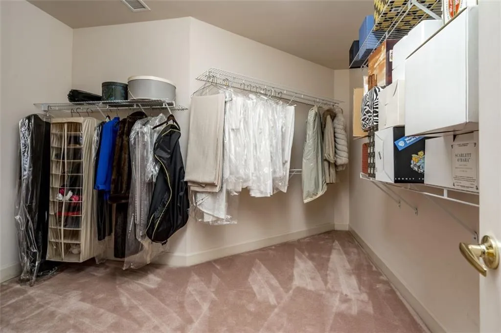 285 Ledgemont Court, Atlanta, Georgia 30342, 4 Bedrooms Bedrooms, ,4 BathroomsBathrooms,Residential,Sold,285 Ledgemont Court,6966325