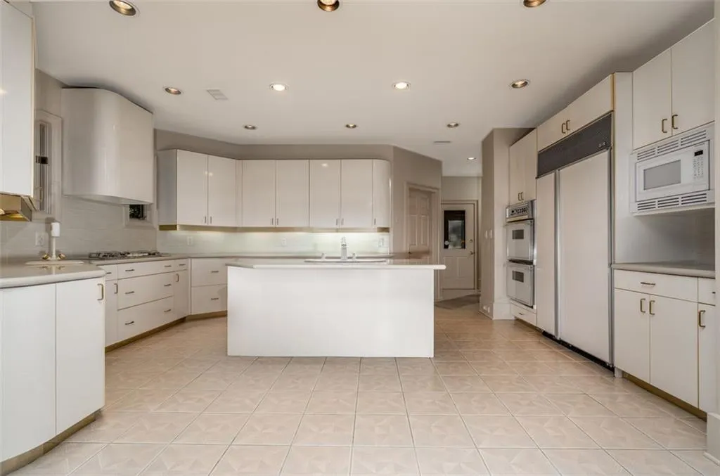 285 Ledgemont Court, Atlanta, Georgia 30342, 4 Bedrooms Bedrooms, ,4 BathroomsBathrooms,Residential,Sold,285 Ledgemont Court,6966325