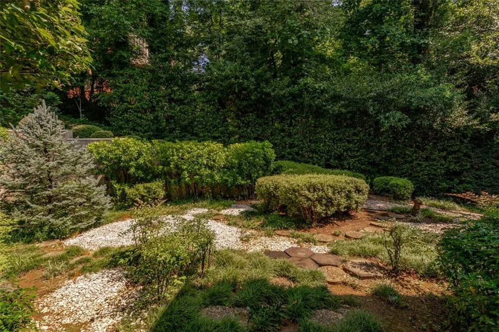 285 Ledgemont Court, Atlanta, Georgia 30342, 4 Bedrooms Bedrooms, ,4 BathroomsBathrooms,Residential,Sold,285 Ledgemont Court,6966325