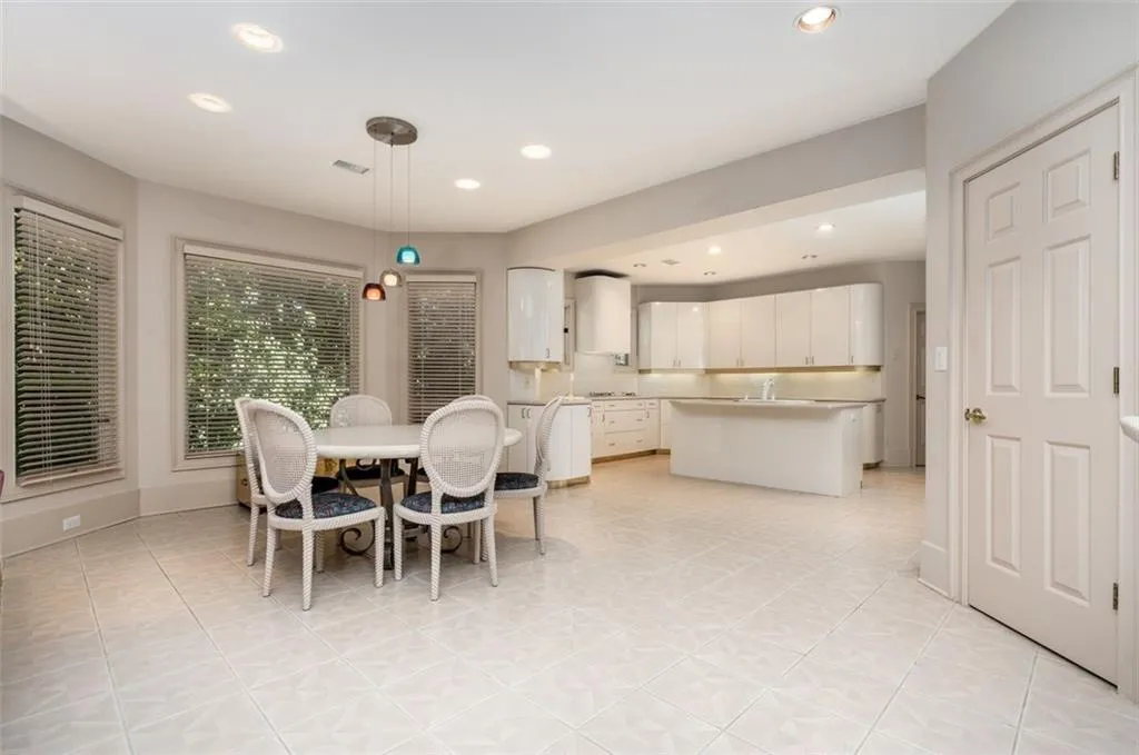 285 Ledgemont Court, Atlanta, Georgia 30342, 4 Bedrooms Bedrooms, ,4 BathroomsBathrooms,Residential,Sold,285 Ledgemont Court,6966325