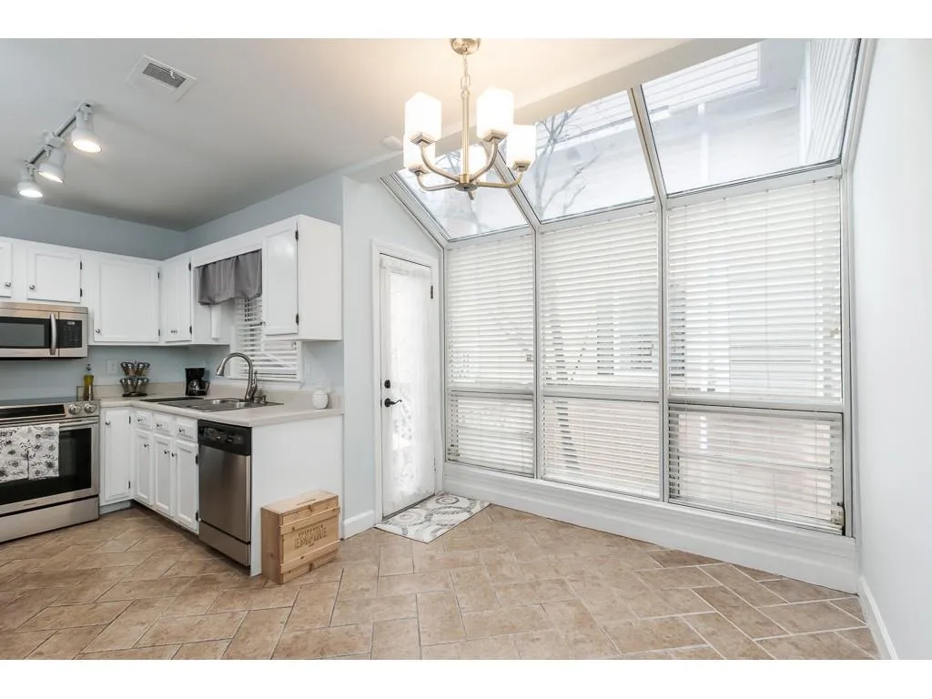 7500 Roswell Road Unit 21, Sandy Springs, Georgia 30350, 2 Bedrooms Bedrooms, ,2 BathroomsBathrooms,Residential,Sold,7500 Roswell Road Unit 21,6673043