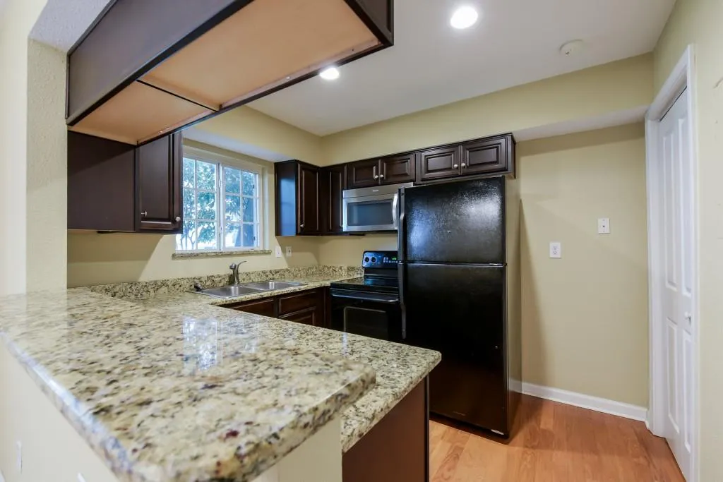 6940 Roswell Road Unit 25e, Sandy Springs, Georgia 30328, 1 Bedroom Bedrooms, ,1 BathroomBathrooms,Residential,Sold,6940 Roswell Road Unit 25e,5904804