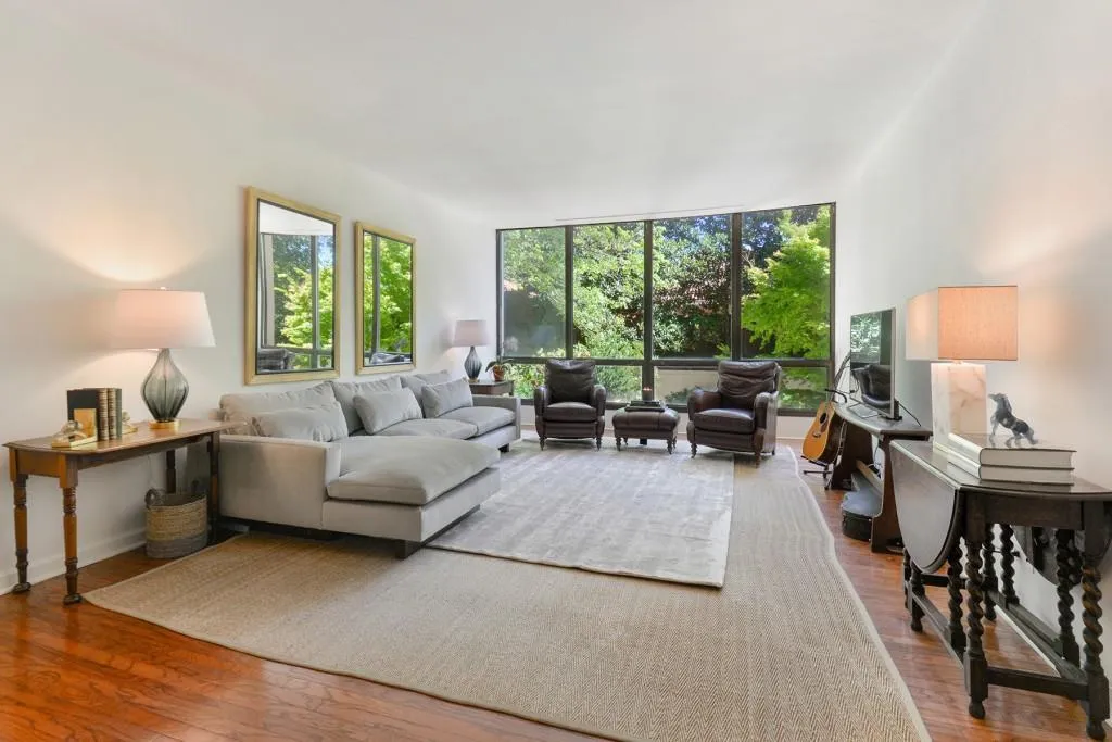 2575 Peachtree Road Ne Unit 2h, Atlanta, Georgia 30305, 2 Bedrooms Bedrooms, ,2 BathroomsBathrooms,Residential,Sold,2575 Peachtree Road Ne Unit 2h,6087700