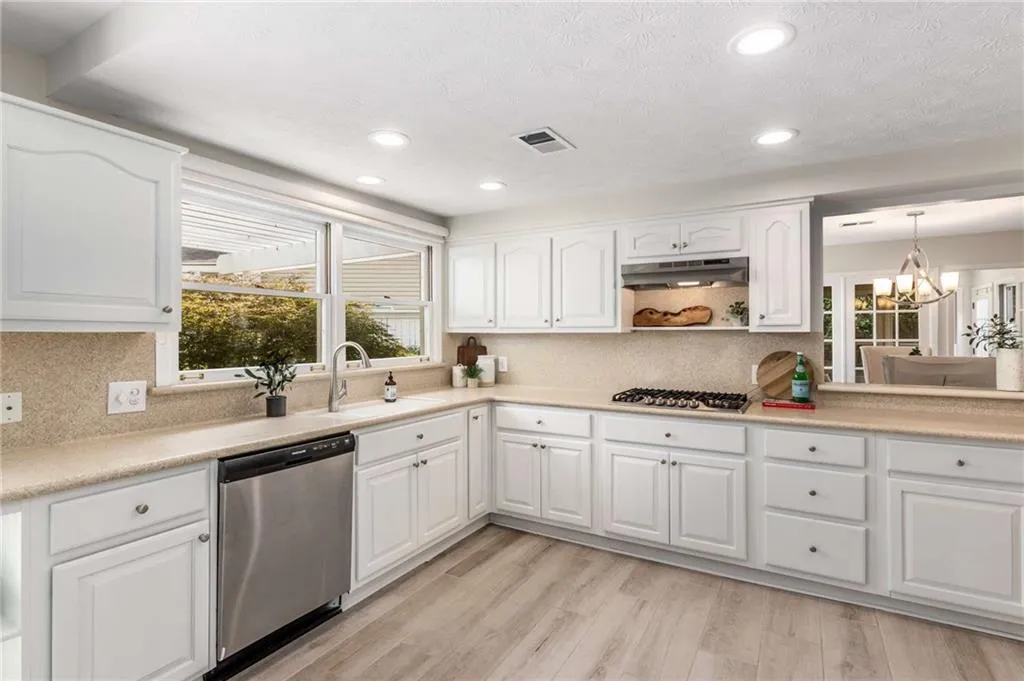 12 Waterford Court, Atlanta, Georgia 30328, 2 Bedrooms Bedrooms, ,2 BathroomsBathrooms,Residential,Sold,12 Waterford Court,7403733