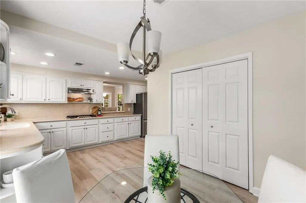 12 Waterford Court, Atlanta, Georgia 30328, 2 Bedrooms Bedrooms, ,2 BathroomsBathrooms,Residential,Sold,12 Waterford Court,7403733