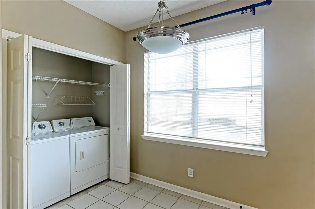 5559 Glenridge Drive Unit 1402, Atlanta, Georgia 30342, 2 Bedrooms Bedrooms, ,2 BathroomsBathrooms,Residential,Sold,5559 Glenridge Drive Unit 1402,5978771