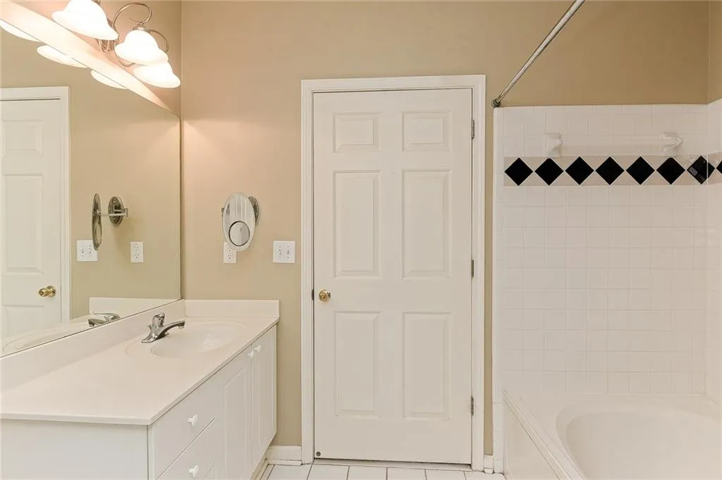 5559 Glenridge Drive Unit 1402, Atlanta, Georgia 30342, 2 Bedrooms Bedrooms, ,2 BathroomsBathrooms,Residential,Sold,5559 Glenridge Drive Unit 1402,5978771