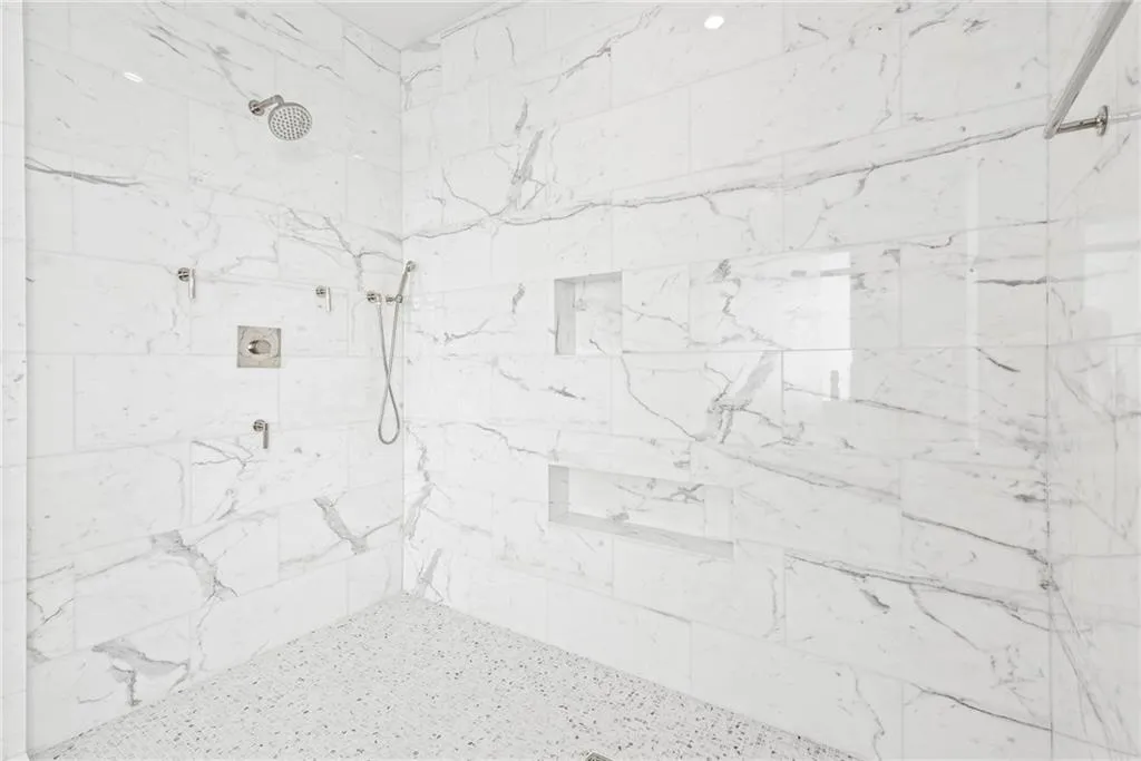 Lots of niches for your toiletries