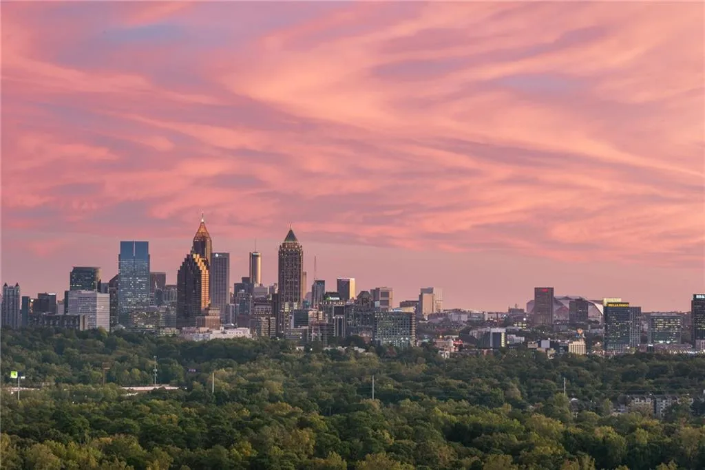 South view of skylines! Twilight and nightviews!! Every day is different!!
