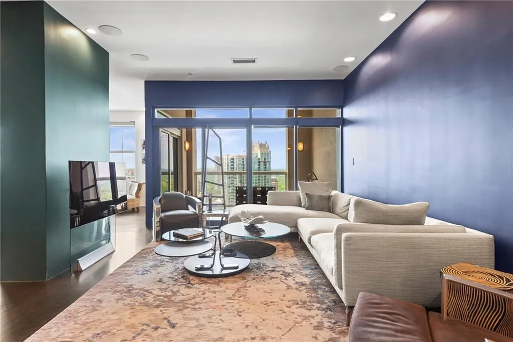 Ideal spot to watch TV and enjoy your view!