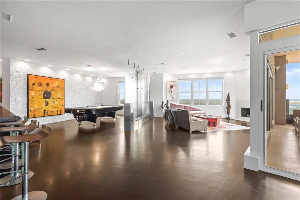 Wide Open Space for a variety of furniture arrangements