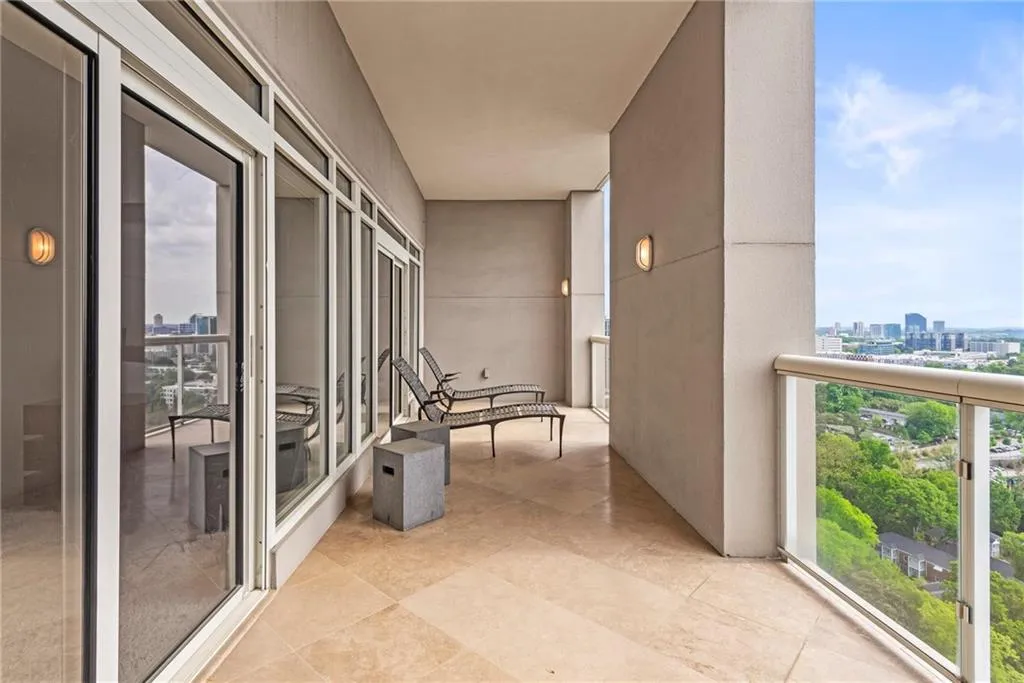 Entertainer's Delight!   Stone floors, glass for easy viewing!