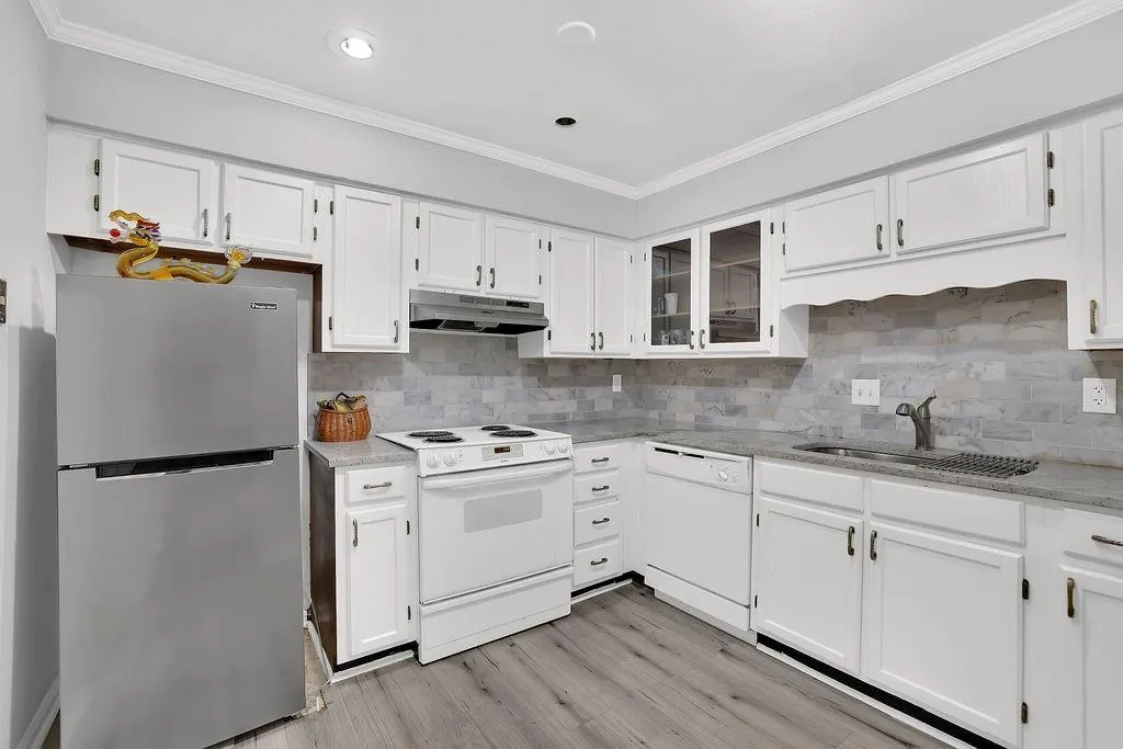6520 Roswell Road Unit 62, Sandy Springs, Georgia 30328, 2 Bedrooms Bedrooms, ,1 BathroomBathrooms,Residential,For Sale,6520 Roswell Road Unit 62,7717803