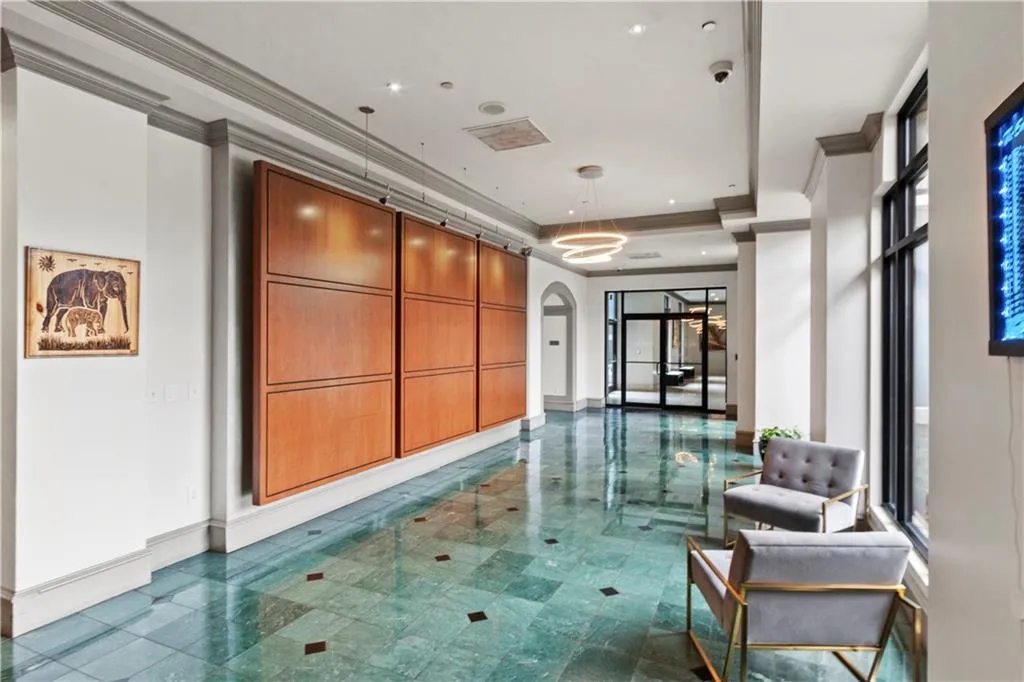 Beautiful Well-maintained Lobby