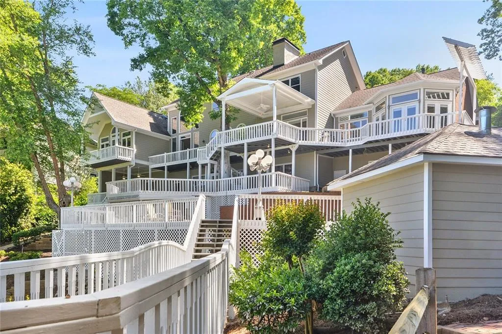 9485 Huntcliff Trace, Sandy Springs, Georgia 30350, 6 Bedrooms Bedrooms, ,7 BathroomsBathrooms,Residential,Sold,9485 Huntcliff Trace,6717404
