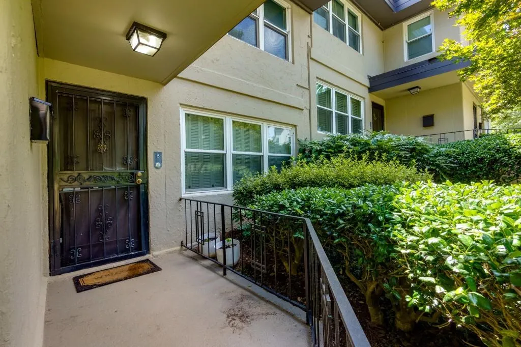 301 Lakemoore Drive Ne Unit B, Atlanta, Georgia 30342, 2 Bedrooms Bedrooms, 0 ,1 BathroomBathrooms,Residential,Sold,301 Lakemoore Drive Ne Unit B,7570357