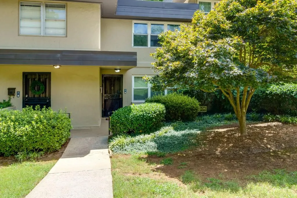 301 Lakemoore Drive Ne Unit B, Atlanta, Georgia 30342, 2 Bedrooms Bedrooms, 0 ,1 BathroomBathrooms,Residential,Sold,301 Lakemoore Drive Ne Unit B,7570357