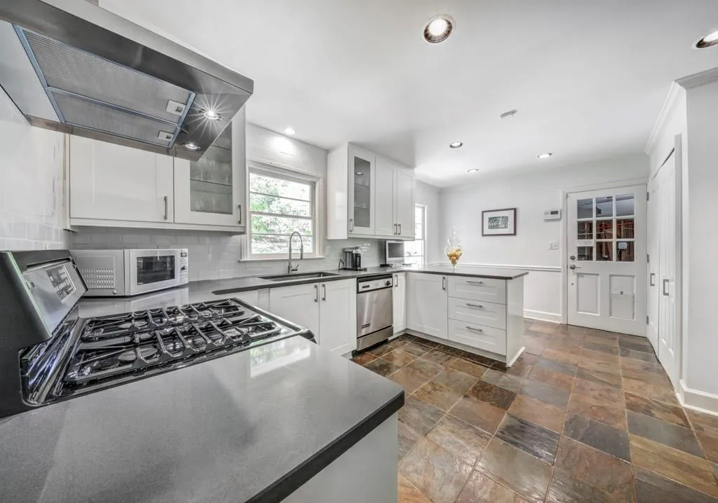 56 Pine Lake Drive, Sandy Springs, Georgia 30327, 3 Bedrooms Bedrooms, ,2 BathroomsBathrooms,Residential,Sold,56 Pine Lake Drive,6538669