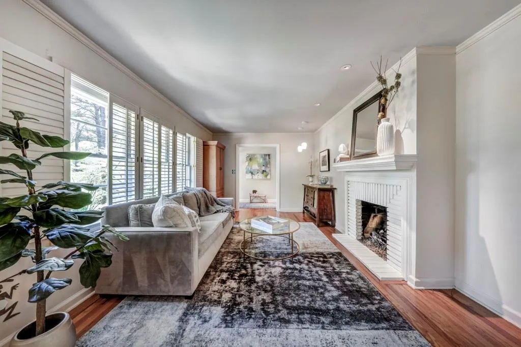 56 Pine Lake Drive, Sandy Springs, Georgia 30327, 3 Bedrooms Bedrooms, ,2 BathroomsBathrooms,Residential,Sold,56 Pine Lake Drive,6538669