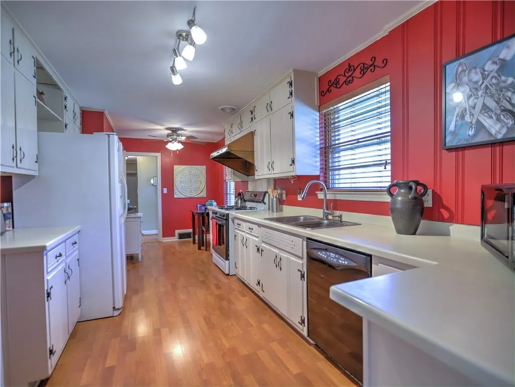 285 Elden Drive, Atlanta, Georgia 30342, 3 Bedrooms Bedrooms, ,2 BathroomsBathrooms,Residential,Sold,285 Elden Drive,6518710