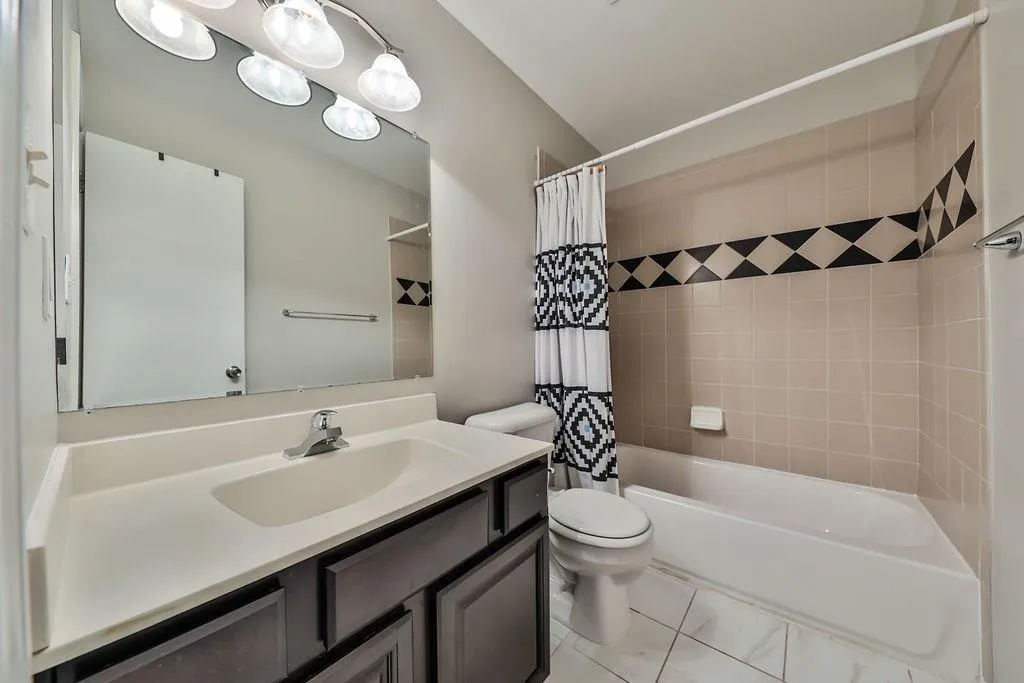 7750 Roswell Road Unit 9e, Atlanta, Georgia 30350, 3 Bedrooms Bedrooms, ,2 BathroomsBathrooms,Residential,Sold,7750 Roswell Road Unit 9e,6108483