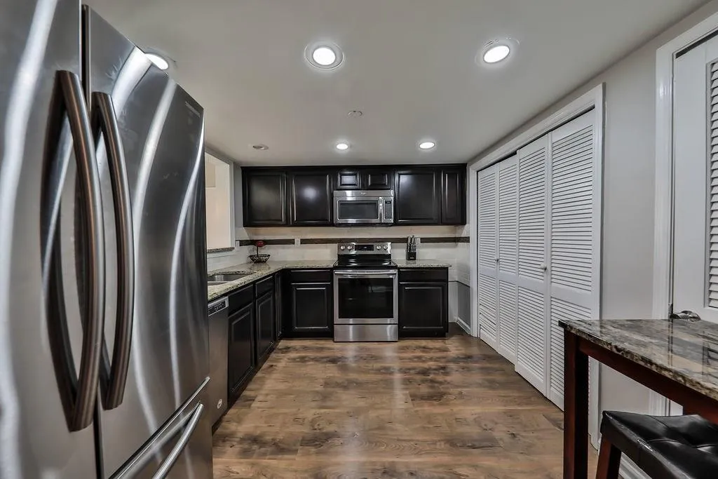 7750 Roswell Road Unit 9e, Atlanta, Georgia 30350, 3 Bedrooms Bedrooms, ,2 BathroomsBathrooms,Residential,Sold,7750 Roswell Road Unit 9e,6108483