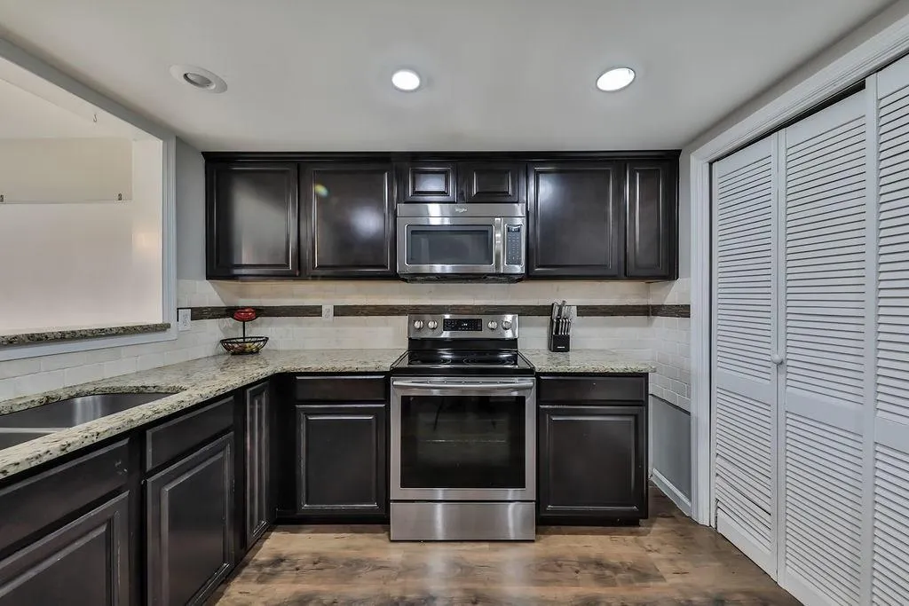 7750 Roswell Road Unit 9e, Atlanta, Georgia 30350, 3 Bedrooms Bedrooms, ,2 BathroomsBathrooms,Residential,Sold,7750 Roswell Road Unit 9e,6108483