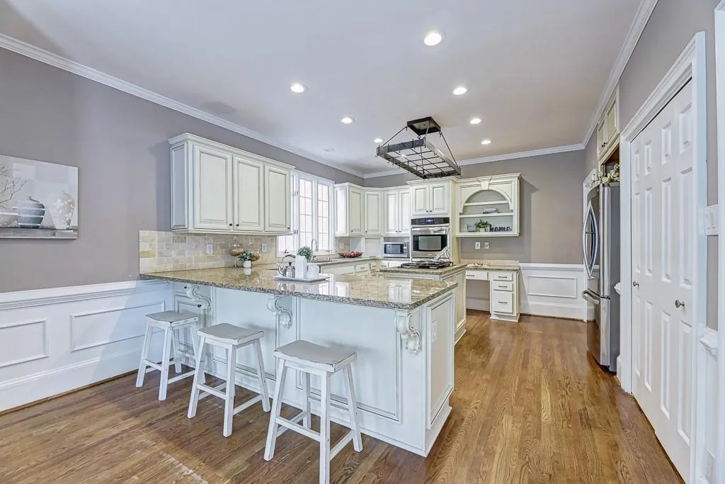 195 Grosvenor Place, Atlanta, Georgia 30328, 5 Bedrooms Bedrooms, ,4 BathroomsBathrooms,Residential,Sold,195 Grosvenor Place,6860962