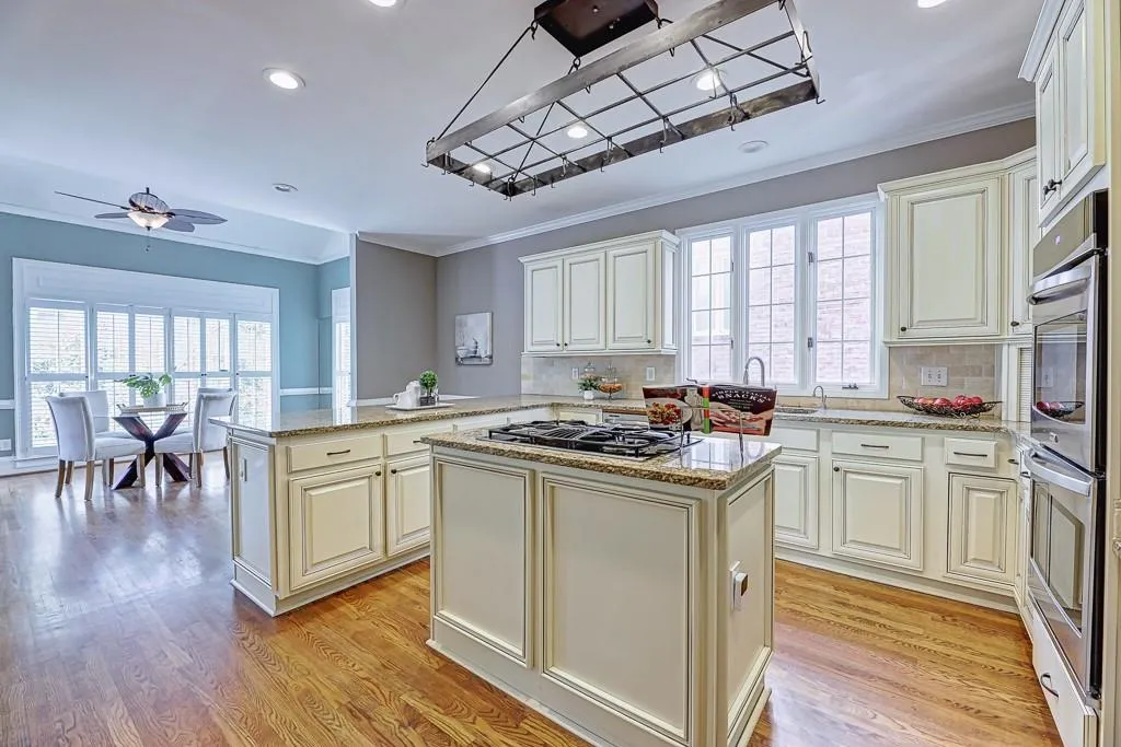 195 Grosvenor Place, Atlanta, Georgia 30328, 5 Bedrooms Bedrooms, ,4 BathroomsBathrooms,Residential,Sold,195 Grosvenor Place,6860962