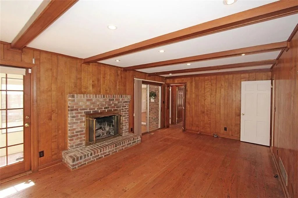 215 West Spalding Drive, Sandy Springs, Georgia 30328, 4 Bedrooms Bedrooms, ,3 BathroomsBathrooms,Residential,Sold,215 West Spalding Drive,5641262